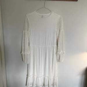 En längre vit klänning i storlek xs från only. Aldrig använd! Jättefin till alla tillfällen 