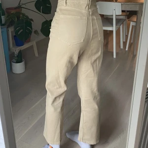 Jeans - Beiga jeans från Lindex i storlek 36. Raka och lite croppade ben, sparsamt använda!