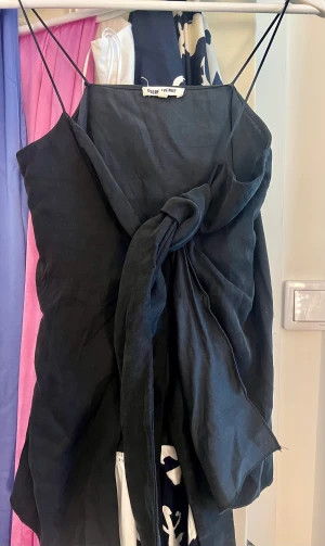 Djerf Avenue - Tie tank top ash - Endast provad. Säljes pga inte min stil mer. Är i storlek M men fungerar för S och XS då man knyter den själv.