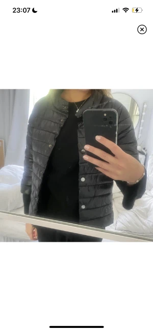 Trekvarts ärmad jacka  - Säljer denna ursnygga trendiga jacka eftersom inte min stil. ❤️ köpt på Plick för 400kr+frakt   Aldrig andvänd, skriv för minsta fundering eller bild ❤️