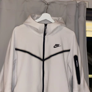 Nike tech fleece  - Vit Nike tech fleece i storlek M.  Fantastiskt skick, nypris (1349)