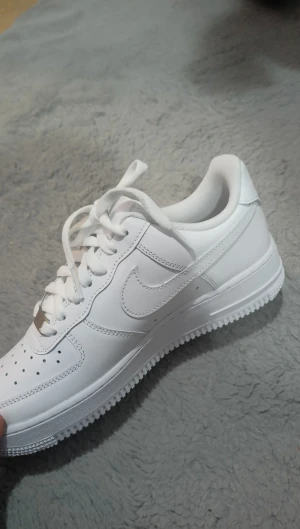 Air Force 1 - Jag säljer mina nya Air Force 1 som är aldrig använd eftersom den är för stor för mig. Den är i storlek 39. Paketet finns kvar. Priset går att diskutera. Jag skulle kunna tänka mig byta med storlek 38. De bara å skriva ifall man har nån fråga😊.