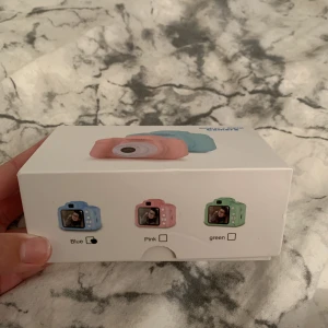 TikTok Kamera - Säljer min helt oanvända kamera eftersom jag råkade få två när jag skulle köpa en. Har inte öppnat paketet och den är i färgen blå. Köpte den för att den var väldigt populär på TikTok och kan ta coola och snygga vintage bilder. Dom kostar 450kr. 