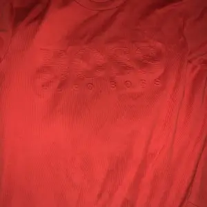 Röd hugo boss tröja som e bekväm vid varma tillfällen 