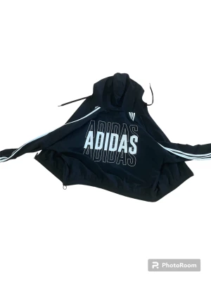 jacka  - Säljer Min Adidas-jacka som jag aldrig har använt. Material- 100% polyester, Två ytterfickor och två innerfickor. Har också luva. 34-36 s 
