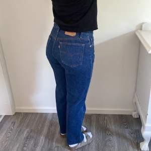 Säljer mina midwaist Levis jeans i 501 då dom inte kommer till användning. Dom är i bra skick och har inga skador. Storleken är 34/36 men dom är super små i storleken och sitter perfekt på mig som brukar ha 36/38 i jeans storlek. Priset går att diskutera💕