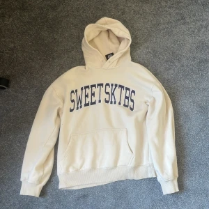 Sweet sktbs hoodie - Asnice hoodie från sweet sktbs som är köpt på junkjard. De är storlek xxs men passar ganska oversised så skulle säga att den passar mer som en xs. Jag har tagit ur snöret runt luvan eftersom jag tycker de är snyggare men kan skicka med snöret om de önskas