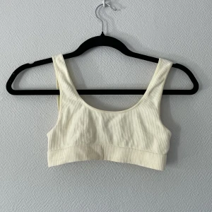 Superskön sportbh - Knappt använd men SUPERSKÖN bh/topp i en gul färg som framhäver din hudton! 