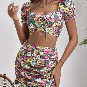 Blommigt set 🌸 - Jättesnyggt blommigt set från shein💖 aldrig använt pga för litet 