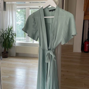 Sommarklänning  - Turkos Omlottklänning i fint skick. Storlek XS från Vera Moda. 