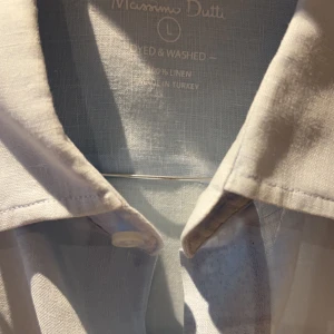 Massimo Dutti skjorta - Säljer denna ljusblåa linneskjorta från Massimo dutti i väldigt fint skick då jag ej använder den längre 