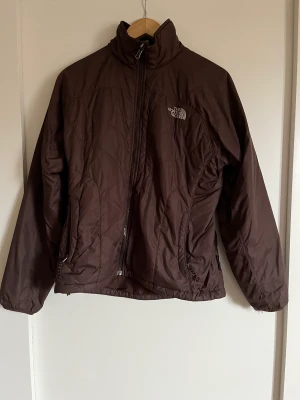 The north face jacka  - En riktig the north face jacka i färgen brun from har används max 1 - 2 gånger och är en perekt höst/vår jacka.