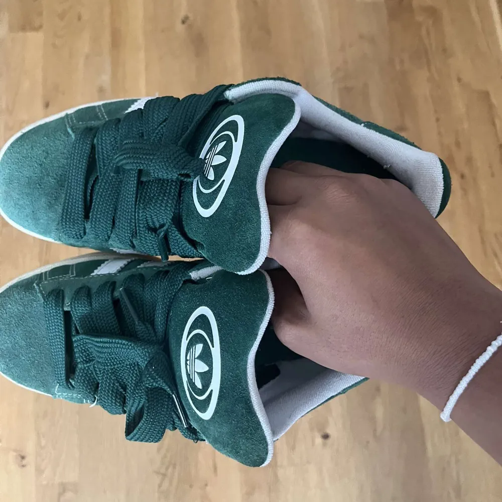 Jag säljer dessa Adidas campus 00 eftersom att dom är för små för min lilla syster, dom är använda ett par gånger, de inga större defekter utom smuts som går att tvätta bort Ny pris för dessa är runt 2000, pris går att diskuteras . Skor.