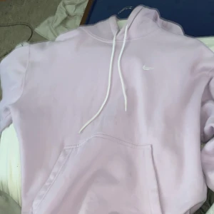 Nike kofta  - Andvänd 2-3 gnr inget fel som helt ny köpte för 1200 storlek S men den är stor så den passar på M (den är ganska oversize)