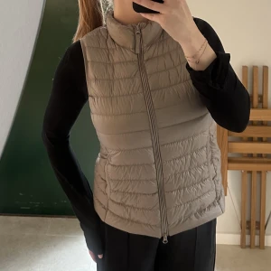 Väst beige - Säljer denna beiga väst som är sparsamt använd, som ny!   Nypris: 900:-