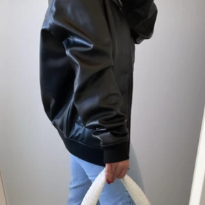 SKINN JACKA - Populär skinn bomberjacka från Zara herravdelning💖