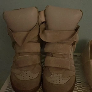 Isabella marant skor - Väldigt fina skor bra skick kommer med påsen.❤️ Kan visa mer bilde om behövs! 