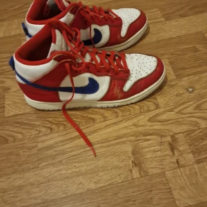 Dunks high - Dunks high köpta från footlocker för 1600 jag säljer dem för 1000 dem är i storlek 44