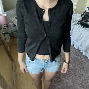 Glittrig kofta - Glittrig kofta som aldrig är använd 