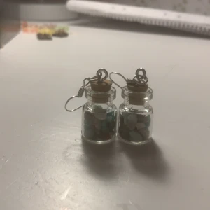 Örhengen  - Örhengen med stenar i. Plus frakt 13kr. 