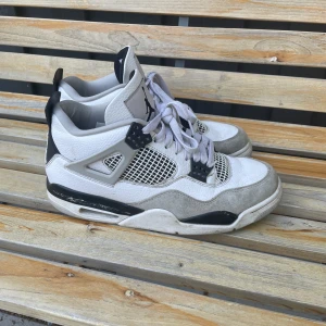 Jordan 4 Military Black - Säljer mina Jordan 4, de har varit med om mycket och tappat en del färg vid de svarta delarna (syns på bilderna). Kan gå ner lite vid en snabb affär då de endast står, box och kvitto finns.