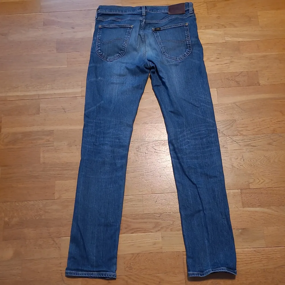 Great condition except for a hard to see hole at the back. Used very few times. Selling because I prefer slim fit. Feel free to contact in Swedish! . Jeans & Byxor.