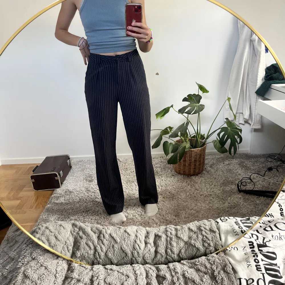 Fina randiga kostymbyxor ifrån NAKD, perfekt längd för mig som är 172😄. Jeans & Byxor.