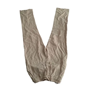 Beige linnebyxor - Härliga linnebyxor nu till sommaren Oanvända då de ej passa mig men jätte fina 