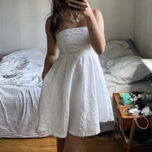 Klänning  - Superfin vit klänning med fickor från zara! Storlek XS🤍