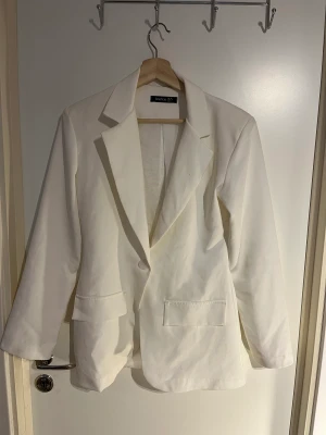 Kavaj med bälte  - Har använt den en gång på min student 