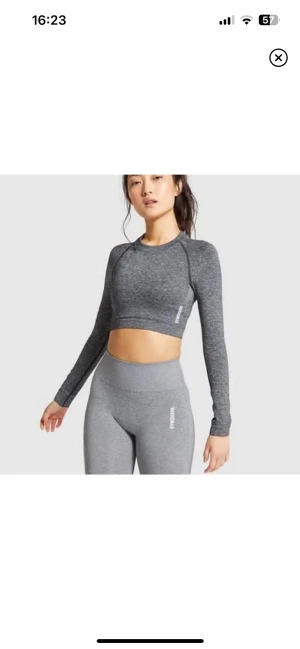 Gymshark topp - Grå långarmad träningstopp ifrån Gymshark. Storlek s. I nyskick knappt använd. 150 + frakt.  Skriv privat för frågor eller fler bilder💕