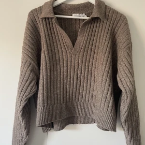 Stickad tröja - Supersnygg stickad tröja från weekday! En fin brun lite melerad färg. En perfekt mysig tröja till sensommaren och hösten!✨