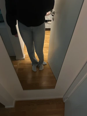 Jeans  - Ljusblåa jeans från nelly som knappt är använda pågrund av att dom är i fel storlek. Det är i storlek 36 och sitter perfekt på mig, men det är att dom är för långa. Priset kan diskuteras. 