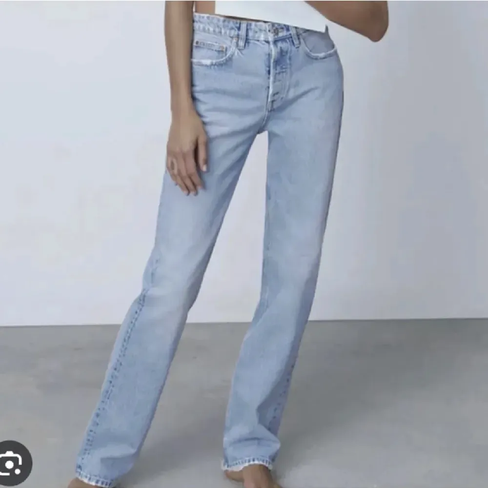 Ett par jeans från zara. Jättefin färg och form. Inga skador på jeansen.  . Jeans & Byxor.