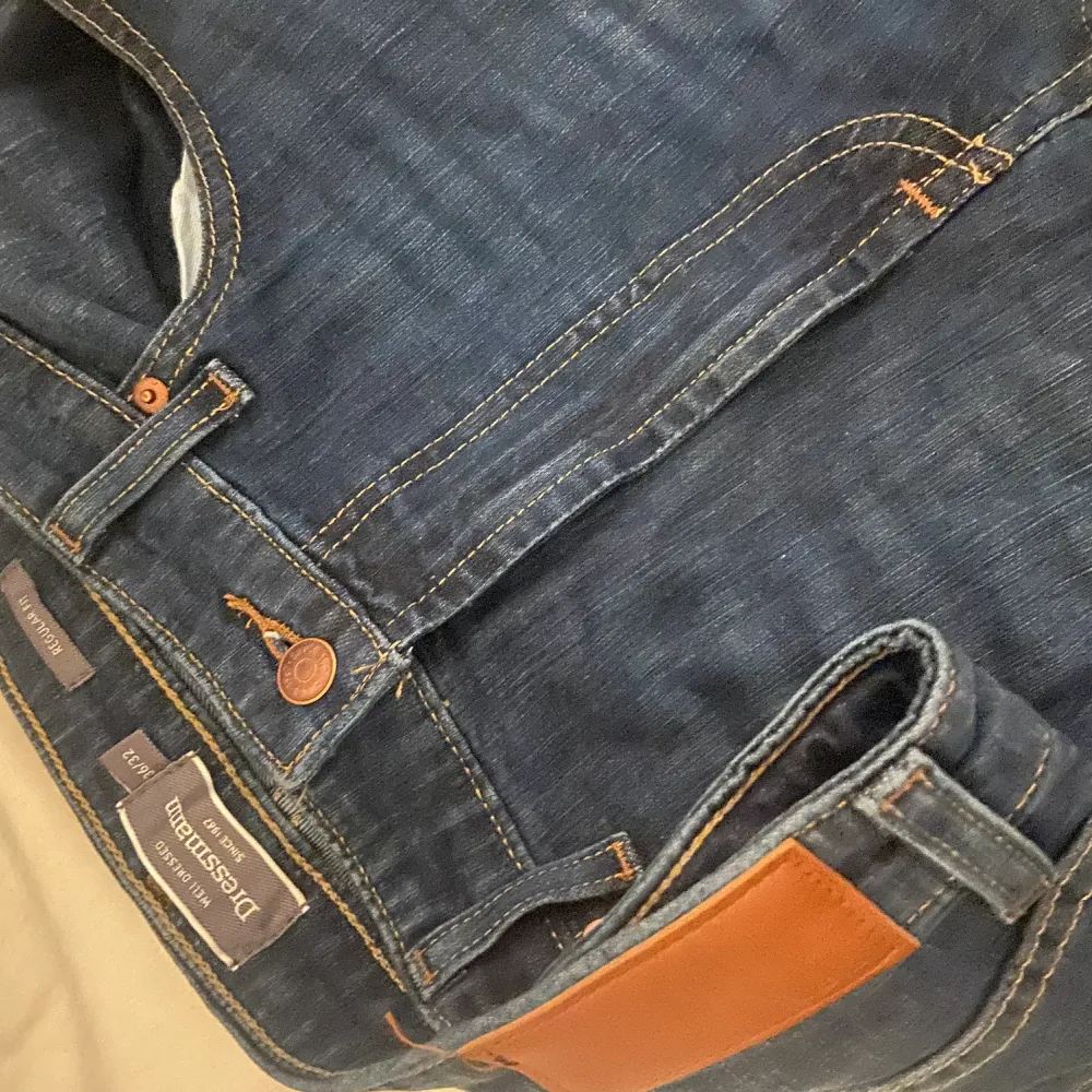 Dressman jeans andvända ett fåtal gånger inga tecken på skador/missfärgning. Fantastiskt skönt tyg . Jeans & Byxor.