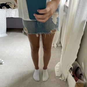 Jeanskjol - Jättesnygg jeanskjol från hollister💓💓 storleken är w26 och passar mig bra som oftast har S! Hör av er vid intresse❤️