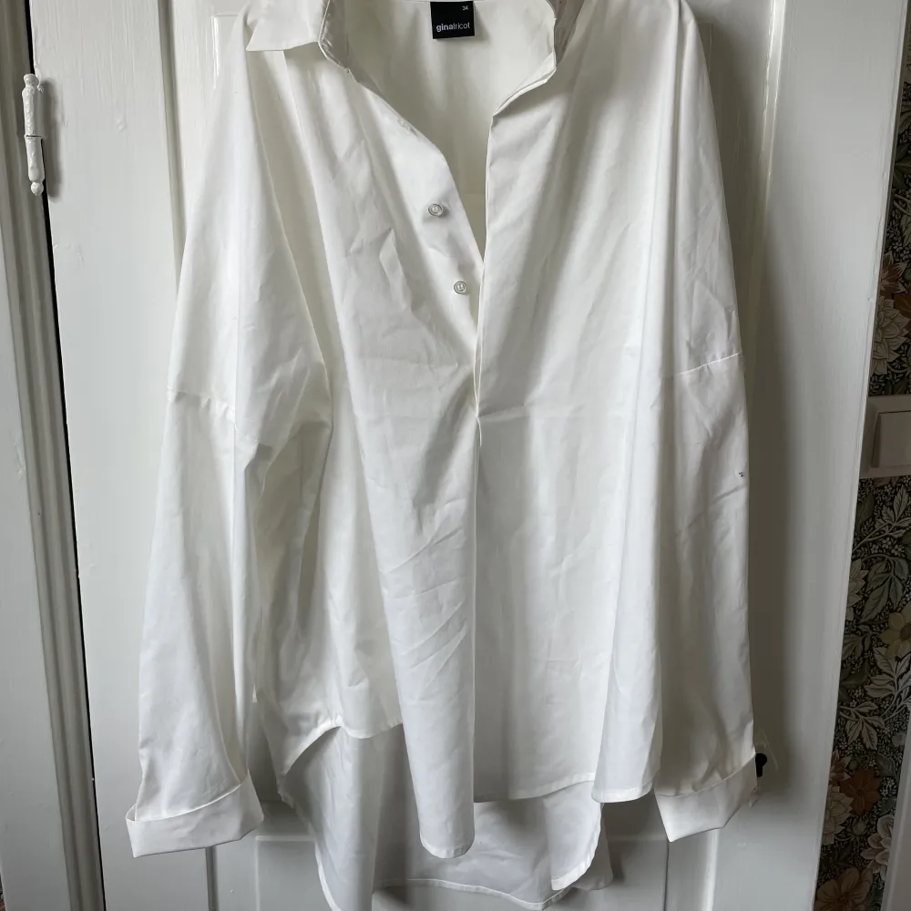Snygg vit skjorta från Gina tricot! Storlek 34! Aldrig använd! Köptes för 299kr!. Skjortor.
