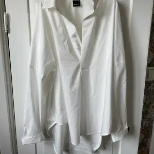 Snygg vit skjorta från Gina tricot! Storlek 34! Aldrig använd! Köptes för 299kr!