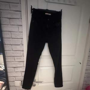 Svarta Levis jeans, högmidjade o skinny. Säljer pga att de är för korta, knappt använda så väldigt bra skick 🫶 Köparen står för frakt 😊