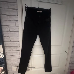 Levis byxor  - Svarta Levis jeans, högmidjade o skinny. Säljer pga att de är för korta, knappt använda så väldigt bra skick 🫶 Köparen står för frakt 😊