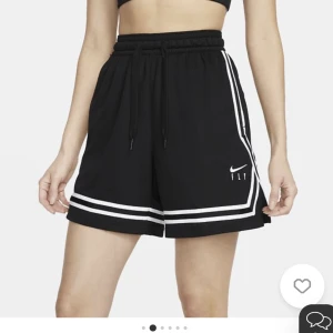 Basket shorts - Sköna och få använda basket shorts i bra skick förutom lite sönder längst ut på ena änden av snöret i storlek M. Säljer för 200kr och kostar nypris 549kr💖💖