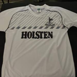 Säljer nu min retro Tottenham tröjan då den inte kommer till användning såå mycket längre. Den har inget fel på sig.👍🔥🤴