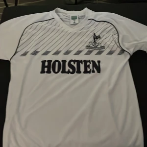 Retro Tottenham  - Säljer nu min retro Tottenham tröjan då den inte kommer till användning såå mycket längre. Den har inget fel på sig.👍🔥🤴
