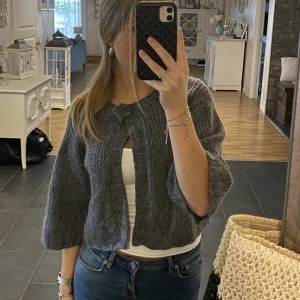 Trekvartsärmad kofta - Trekvartärmad mörkgrå stickad kofta köpt secondhand🤍 säljer då den tyvärr inte kommit till användning. 