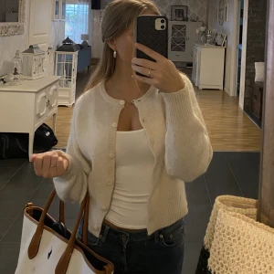 Stickad kofta - Jättefin beige stickad kofta från Bikbok! Endast använd ett fåtal gånger🤍 