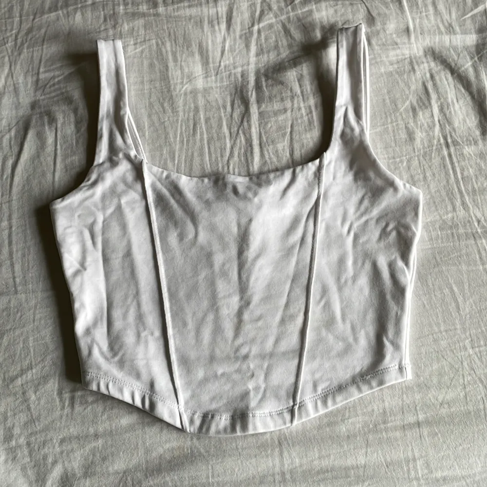 Fint vitt linne, har använts några få gånger så det är bra skick!🫶🏼. Toppar.
