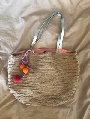 Strandväska  - En söt liten strandväska jag köpte för många år sedan, ganska använd då men inget synligt. Ganska bra skick. TRYCK INTE PÅ KÖP DIREKT