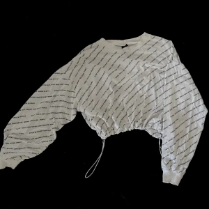 Tröja med tryck - Super fin och underbar passform. Den perfekta långärmade toppen för sen sommaren🌞 Med dragsko detalj! Fint skick!! 