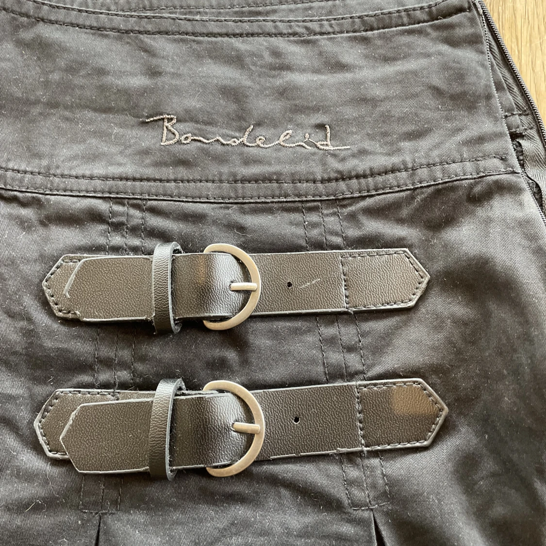 Kort svart kjol Bondelid skinndetaljer - 90