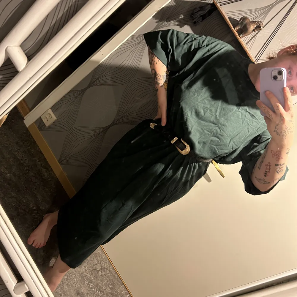 Långklänning i mörkgrön färg från Junkyard i strl L, snygg när man klär den med ett bälte. Aldrig använd . Klänningar.